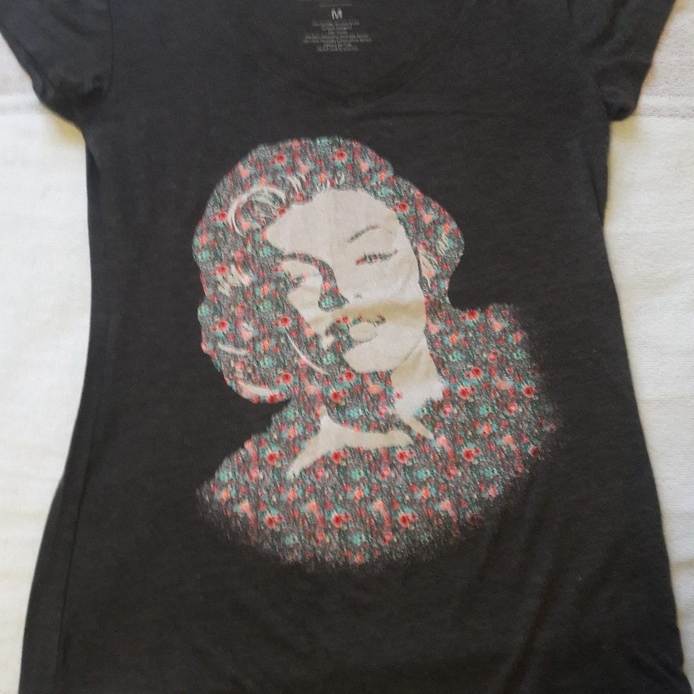 Marilyn Monroe flowers v-neck tshirt
